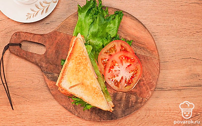 Подавайте сэндвичи, разложив на листьях салата вместе с томатами, нарезанными кружочком.