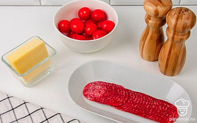 Нарежьте сыр кубиками или кирпичиками. Если вы купили колбасу целиком – тонко порежьте ломтиками и ее.