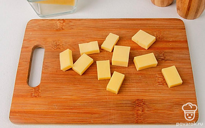 Возьмите шпажку или зубочистку и наколите на нее ломтик колбасы – должен получиться парус.