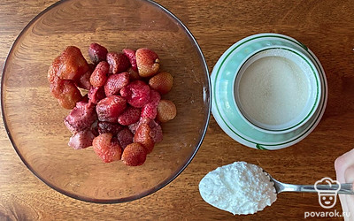 Размораживаем клубнику.