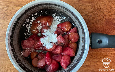 В сотейник высыпаем клубнику, добавляем крахмал и перемешиваем.