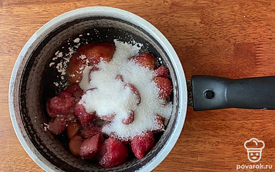 Добавляем сахар, снова перемешиваем.