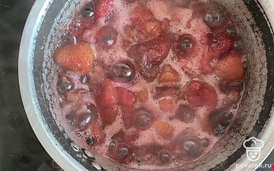 Доводим до кипения и уменьшаем огонь, варим так 15 минут. Периодически перемешиваем. Далее снимаем с огня. Варенье готово! Какой приятный запах, а вкус!