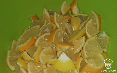 Порезать лимоны дольками.