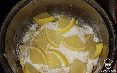 Пересыпать лимоны с сахаром, подождать минут 15-20, пока они выделят сок. Варить минут 30. Потом в стерилизованные банки переложить готовое варенье.