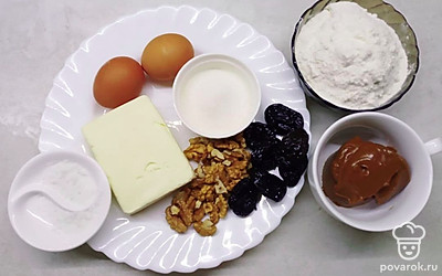 Для приготовления печенья необходима специальная чугунная сковорода. Чтобы печенье к ней не подгорало, смажьте ее растительным маслом и хорошо разогрейте с двух сторон.