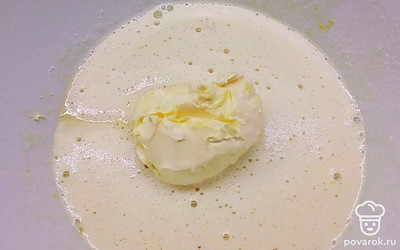 Сначала замесите тесто. В глубокой миске смешайте яйца с сахаром и слегка взболтайте их венчиком. Затем добавьте размягченное сливочное масло, пищевую соду и пшеничную муку.