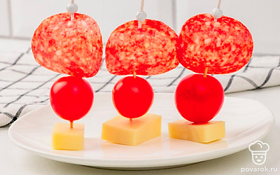 Возьмите нестандартные палочки для канапе – в виде настоящей шпаги или с необычными наконечниками.