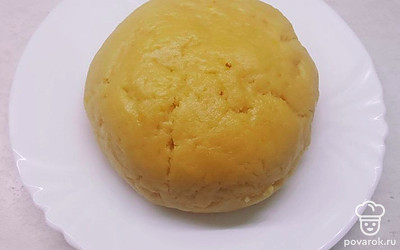 Замесите мягкое и пластичное тесто, оно не должно прилипать к рукам. Заверните его в пленку и положите в холодильник на 20 минут.