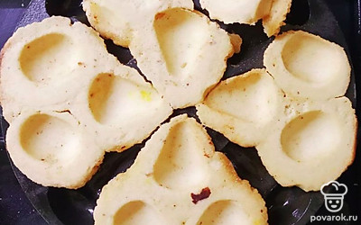 Выпекайте орешки по 2-3 минуты с каждой стороны, переворачивая сковороду на огне, чтобы она равномерно прогревалась. Выложите половинки орешков в тарелку и охладите их при комнатной температуре.