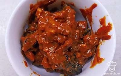 Приготовьте начинку из вареной сгущенки, рубленных орехов и измельченного чернослива. Хорошо перемешайте и наполните начинкой половинки орешков. Скрепите их и охладите в течении 2-3 часов в холодном месте.