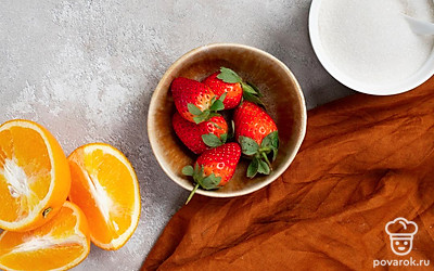 Клубнику тщательно помойте и удалите чашелистики. Затем перекиньте на дуршлаг и дайте стечь жидкости. Апельсин помойте, очистите от кожуры, пленки и нарежьте мякоть на небольшие кусочки. Простерилизуйте банки и крышки.