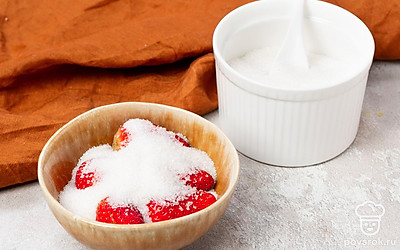 Подготовьте клубнику. Промытую клубнику поместите в глубокую емкость и насыпьте сахар. Оставьте на час. Затем перекиньте клубнику в кастрюлю и поставьте на плиту. Доведите до кипения, снизьте огонь до минимума и варите в течение 30 минут. Во время варки убирайте образовавшуюся пену. Снимите с огня и остудите.