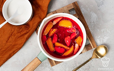 Добавьте цитрус, и приготовьте варенье. В кастрюлю добавьте нарезанные кусочки апельсина, перемешайте и верните на огонь. Варите в течение 30 минут. За это время варенье должно потемнеть и стать гуще.