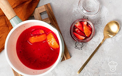 Отправьте варенье на хранение. Для этого простерилизованные банки заполните клубничным вареньем и закатайте. Готовое клубничное варенье с апельсином накройте чем-нибудь теплым, после остывания храните в темном прохладном месте.