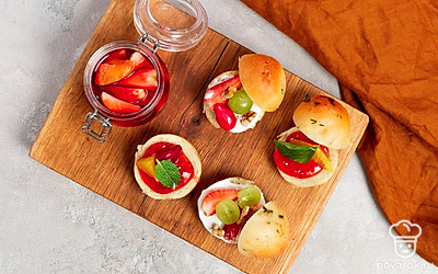 Варенье из клубники с апельсином переложите в креманку и подайте со свежезаваренным чаем.