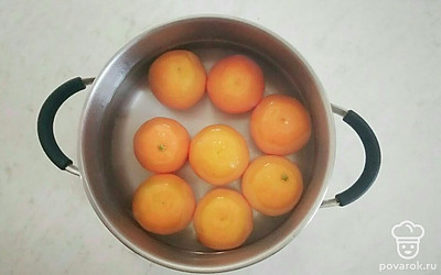 При помощи соковыжималки выдавите сок из апельсинов. В большую миску положите мандарины и залейте их крутым кипятком на пять минут. Затем, слейте кипяток и, примерно один час, подержите их под проточной холодной водой.