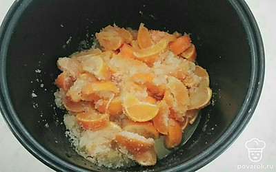 Теперь, разрежьте мандарины на небольшие дольки, вместе с кожурой, вытащите из них все косточки. Переложите мандариновые дольки в чашу мультиварки, влейте туда апельсиновый сок, насыпьте сахар, добавьте имбирь, перемешайте.