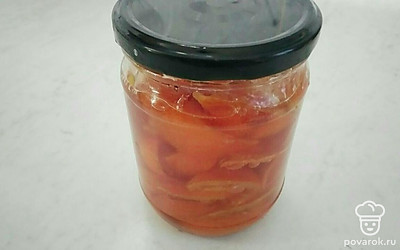 Закройте крышку мультиварки, нажмите кнопку «Меню», установите режим «Тушение», время выберите один час, нажмите кнопку «Старт». Приготовленное варенье разлейте по баночкам, закатайте, переверните, после полного остывания, поставьте варенье в прохладное, темное место.