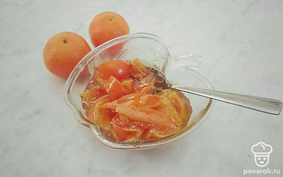 Подавайте мандариновое варенье с имбирем и апельсиновым соком в красивой, небольшой креманке. Рядом поставьте обжаренные тостеры и кружку горячего чая.