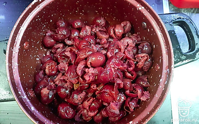 Очистите тёрн от косточек.