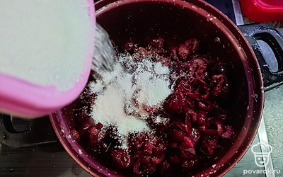 Сложите очищенный терн в кастрюлю, засыпьте сахаром.