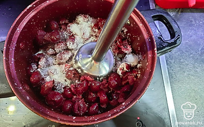 Измельчите ягоды погружным блендером до однородной массы.