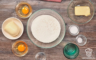 Расположите удобно все продукты. Заранее натрите сыр на терке. Разморозьте масло, чтобы оно стало мягким. Просейте муку через сито. Приготовьте глубокую миску для теста, а также миску для начинки, достаньте скалку. Соберите мангал.