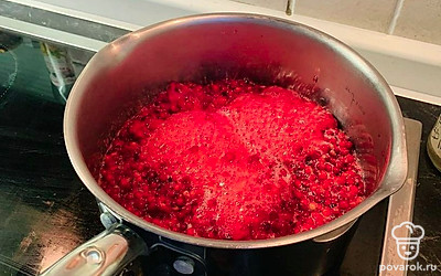В кастрюлю с толстым дном положите предварительно перебранную бруснику и половину сахара, перемешайте деревянной ложкой, стараясь не давить ягоды.