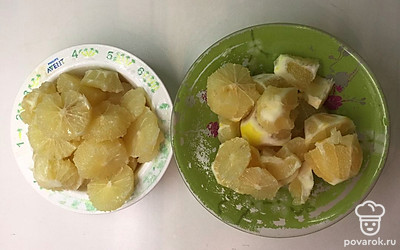 Помойте лимоны. Обязательно уберите косточки, чтобы не было горечи.