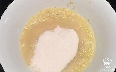 Прокрутите лимоны на мясорубке и засыпьте сахаром. Варите 1 час.