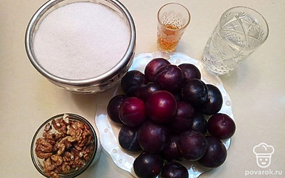 Подготовьте ингредиенты по списку. Сливы вымойте и просушите на бумажном полотенце. Орехи переберите и очистите от посторонних примесей.