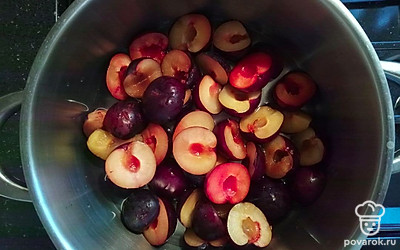 Сливы разрежьте пополам и удалите косточку. Положите сливы в широкую кастрюлю и залейте водой. Поставьте кастрюлю на огонь и доведите до кипения. Затем варите сливы на среднем огне в течение 20 минут до мягкости.