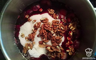 Добавьте в кастрюлю сахар, орехи и хорошо перемешайте. Варите сливы при постоянном помешивании до полного растворения сахара. После этого проварите варенье еще около 10 минут и добавьте коньяк. Снимите варенье с огня и переложите в сухие простерилизованные баночки. Банки сразу же закрывайте прокипяченными крышками, переверните вверх дном и дайте остыть.