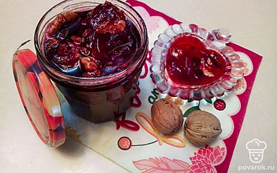 Сливовое варенье с грецким орехом подавайте к столу в стеклянной вазочке.