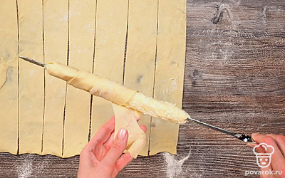 Подготовьте хачапури к выпечке. Раскатайте тесто в тонкий пласт. Нарежьте полосками шириной 5 см. На шампуры нанизайте начинку: просто облепите шампур сырной массой. Она должна хорошо прилепиться. Сверху оберните полосочкой из теста, чтобы тесто полностью закрывало начинку. Краешки хорошо защипните. Сделайте зубочисткой несколько маленьких дырочек в тесте, чтобы выходил воздух.