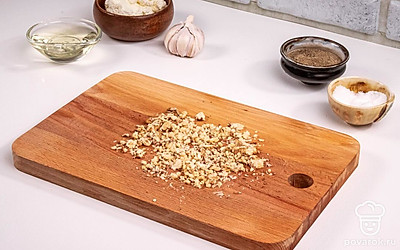 Грецкие орехи измельчите.