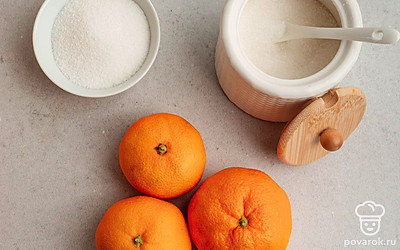 Достаньте сахарный песок и ванильный сахар.