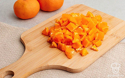 Очистите мандарины от кожуры и порежьте их на небольшие кубики.