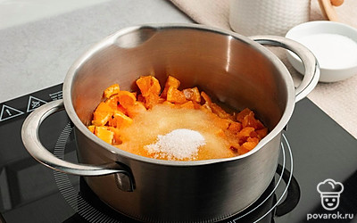 Поставьте кастрюлю на средний огонь. Положите на дно мандарины, сверху высыпьте сахар-песок и ванильный сахар. Ни в коем случае не мешайте, до того как мандарины дадут сок! Есть риск поцарапать кастрюлю частичками сахара.