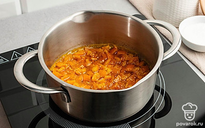 Присматривайте за будущим вареньем. Когда мандарины дадут сок, а сахар слегка растает — начните помешивать каждые несколько минут. Важно не передержать и при этом отследить, чтобы весь сахар расплавился. Если у вас есть убеждение, что в горячем варенье он растает сам собой, то нет, придется доваривать.