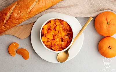 Снимите варенье с плиты по готовности. Разлейте по емкостям, пока оно горячее. Если все лакомство сразу идет в дело, то подождите до остывания. Аромат будет еще какое-то время назревать и становиться ярче.