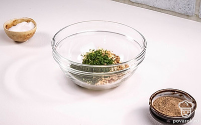 В миске соедините творожный сыр, укроп и орехи. Выдавите зубчик чеснока, и поперчите.