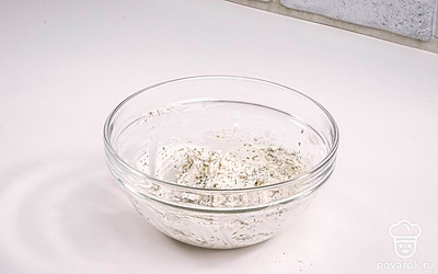 Перемешайте содержимое миски. Начинка для рулетиков готова.