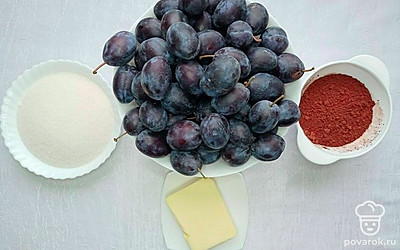 Помойте все сливы, немного обсушите, разрежьте пополам и извлеките косточки.