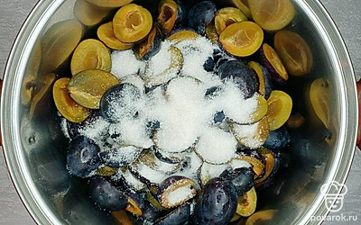 Переложите сливы в кастрюлю для варки, добавьте 150 г сахара, 100 мл воды и варите на среднем огне 20 минут с момента как поставили на плиту. После чего выключите огонь и полностью остудите.