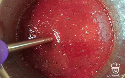 Остывшие сливы перебейте блендером, добавьте оставшийся сахар и верните на плиту. Доведите до кипения и варите до загустения массы на слабом огне.