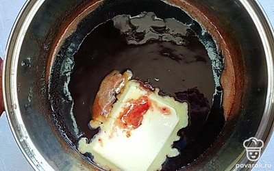 Когда варенье уварится, просейте к нему какао и перемешайте до однородного состояния. Затем добавьте сливочное масло и кипятите еще 10 минут.