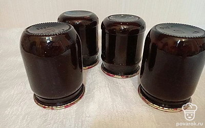 Простерилизуйте банки и крышки, разлейте массу в подготовленную тару и закатайте. Переверните банки вверх дном, укутайте одеялом или полотенцами и оставьте там до полного остывания.