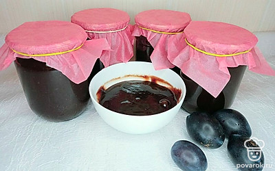 Подавайте варенье к чаю в глубокой небольшой тарелке, а баночки с ним можно украсить юбочками из салфеток или ткани.